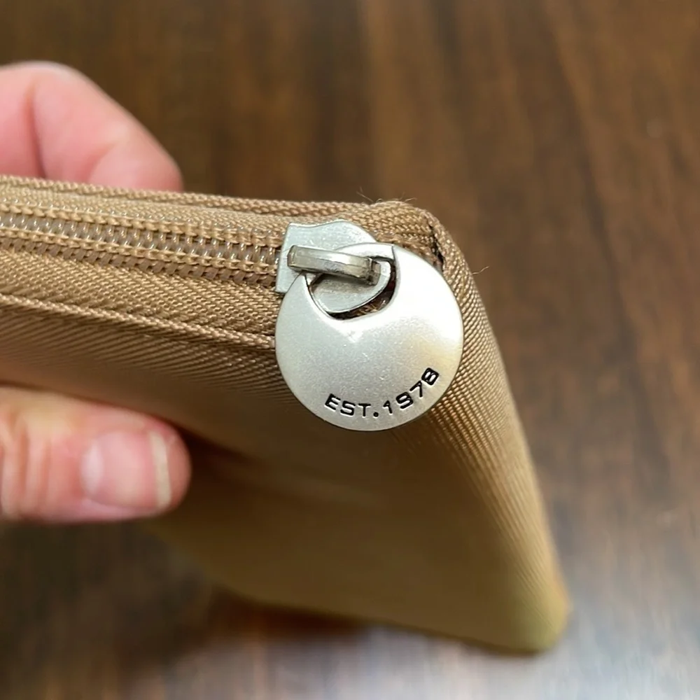 TRAVELON zipper closure wallet